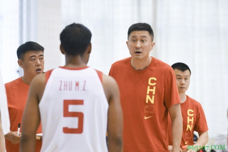 中国男篮队内对抗训练赛 杜锋和郭士强齐上阵各执教一方