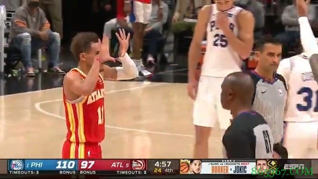 特雷-杨不满判罚吃T 对裁判比“睁开眼睛”动作