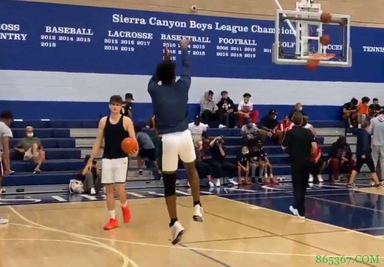 此前半月板撕裂的布朗尼今天复出 詹姆斯&杜德利&JR现身场边