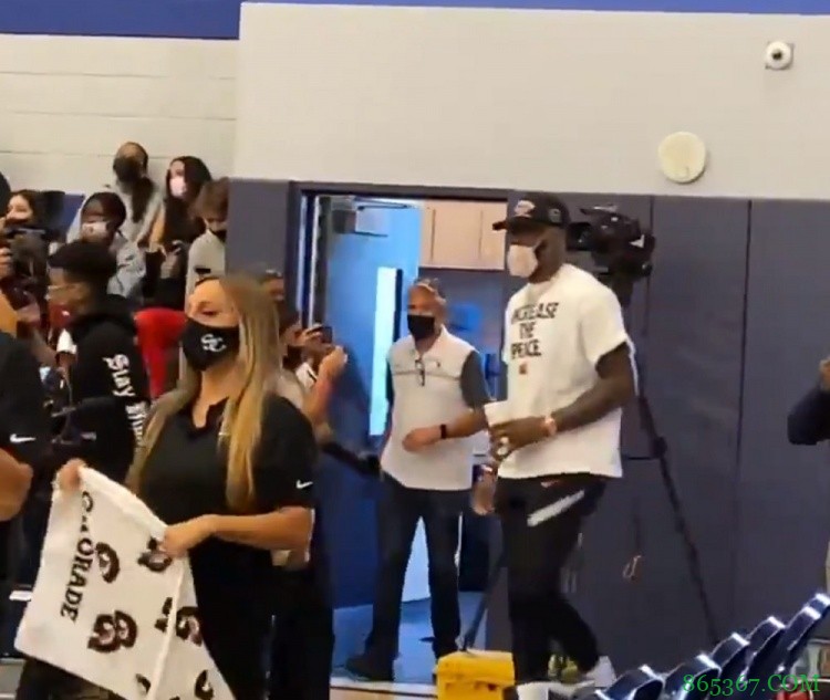 此前半月板撕裂的布朗尼今天复出 詹姆斯&杜德利&JR现身场边