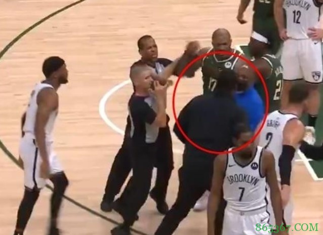 与PJ-塔克发生接触的安保本轮系列赛将被禁止在雄鹿主场工作