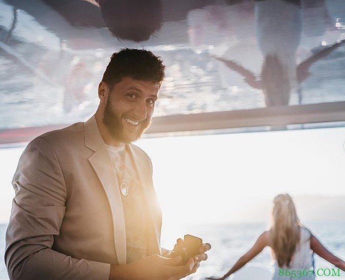 努尔基奇社媒晒求婚照：好男人就是要疼老婆！