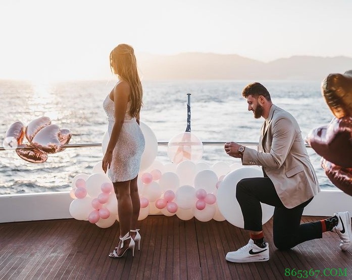 努尔基奇社媒晒求婚照：好男人就是要疼老婆！