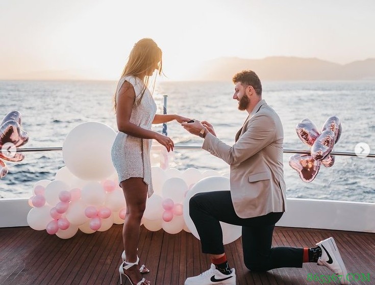 努尔基奇社媒晒求婚照：好男人就是要疼老婆！