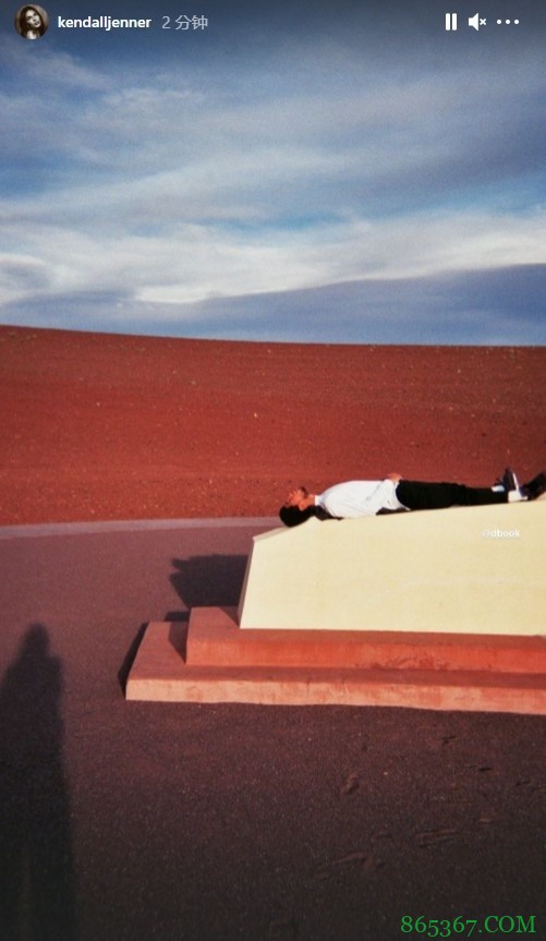 爱情事业双丰收！布克晒与女友肯达尔-詹娜合照秀恩爱