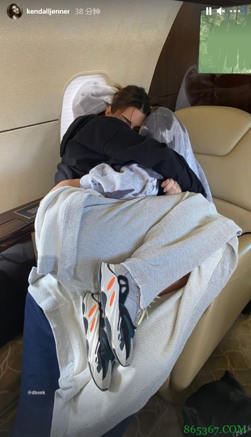 爱情事业双丰收！布克晒与女友肯达尔-詹娜合照秀恩爱