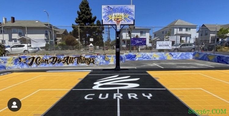 库里夫妇基金会帮助奥克兰小学翻新操场 库里用暴扣试场地