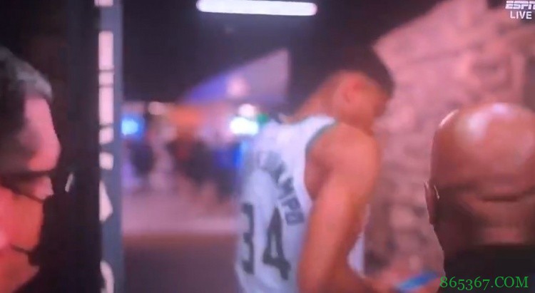 ?字母哥返回球员通道途中淡定接住球迷从看台上掉落的手机