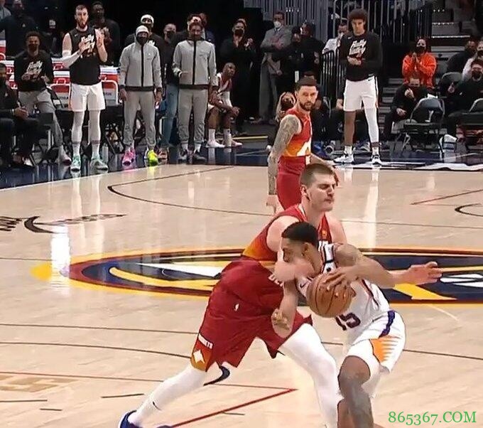 A-史密斯:我们见过更糟糕的犯规 裁判不该驱逐MVP 球迷不会买账