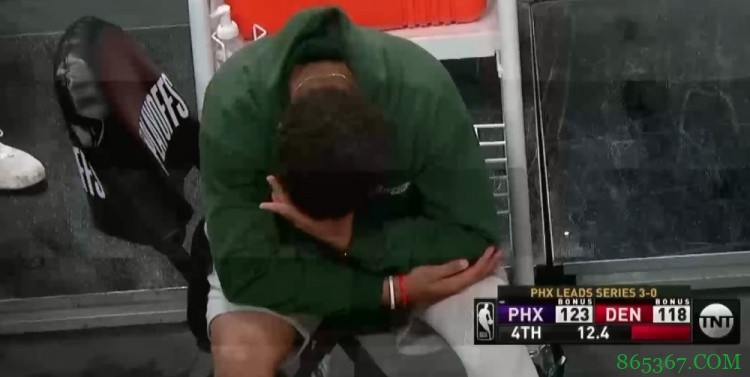 明年再来!穆雷替补席单手掩面 神情落寞