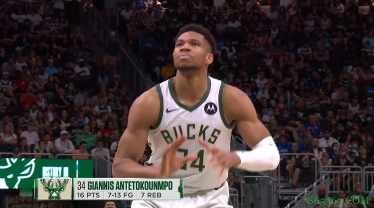 字母哥今日罚球时被裁判提醒“按时出手” 随后第一罚也未能命中