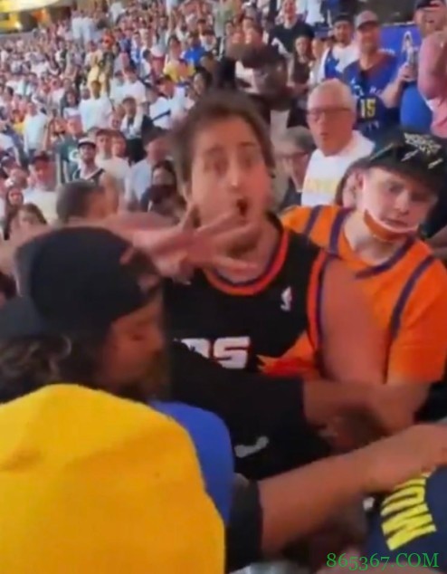 实战预言家！G3太阳球迷一打二过程中 就曾预言太阳将横扫