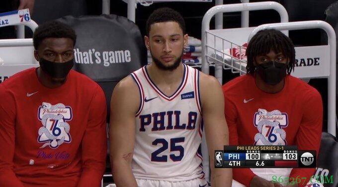 死穴!西蒙斯砍11+12+9 最后一回合在板凳席看完比赛