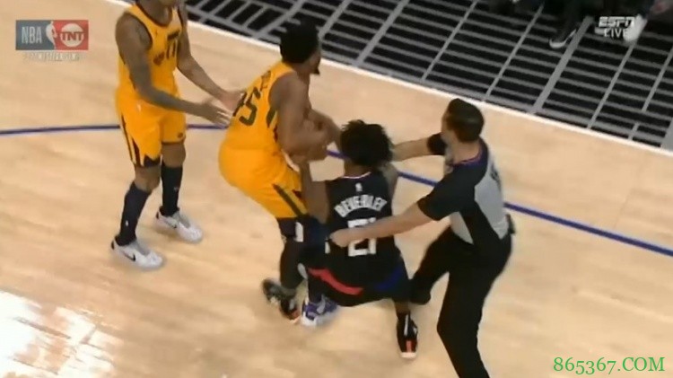 险些冲突!贝弗利和米切尔争球 哨响之后两人仍僵持数秒