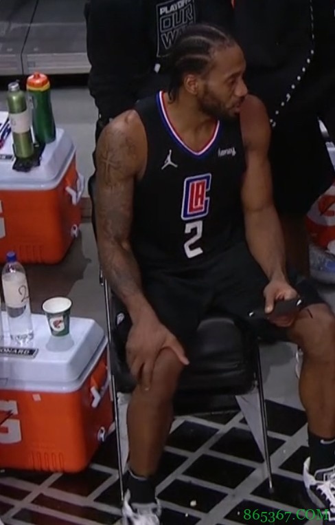 望无碍!小卡和英格尔斯对抗后被替换下场 在场边捂着膝盖