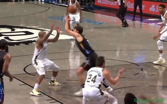 黄油手？乔-哈里斯脱手被抢断 目送字母哥双手炸筐终结