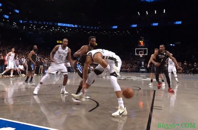 致命失误！最后时刻米德尔顿突分字母哥&后者掉球