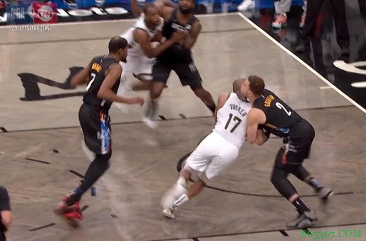 篮网VS雄鹿最后2分钟裁判报告:漏判格里芬对塔克夹手犯规