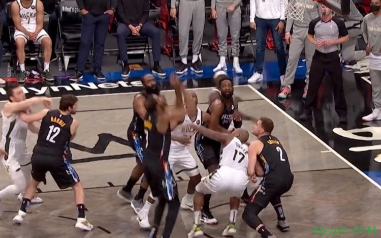 篮网VS雄鹿最后2分钟裁判报告:漏判格里芬对塔克夹手犯规