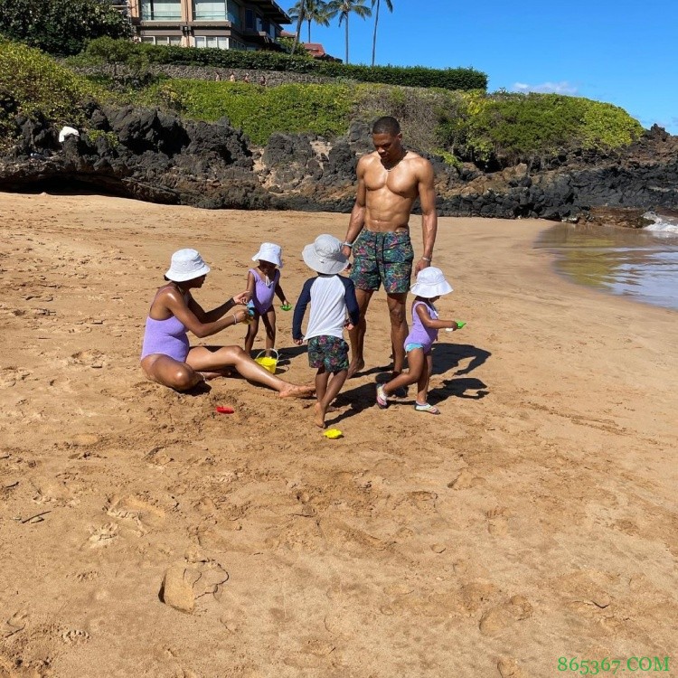 威少晒全家幸福出游照:Family家人!