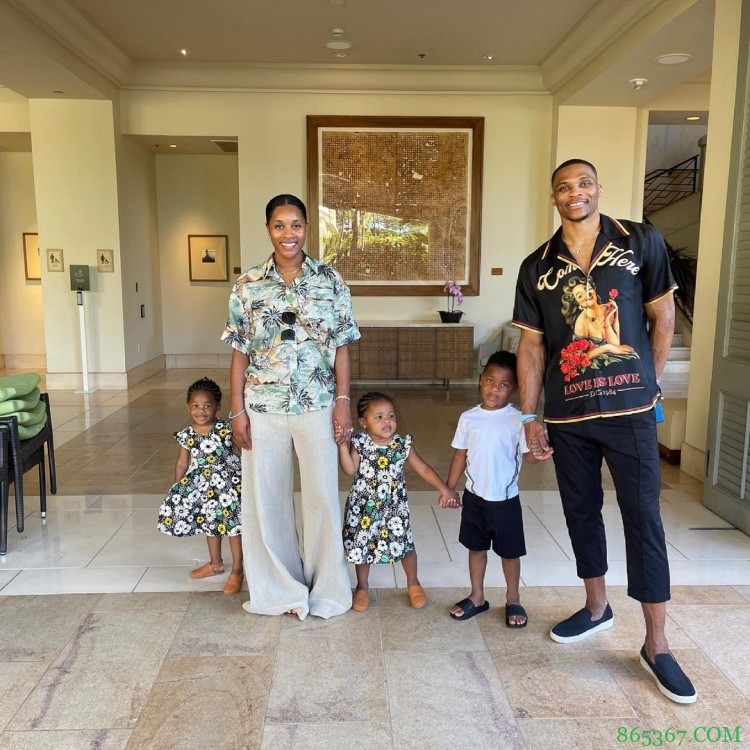 威少晒全家幸福出游照:Family家人!