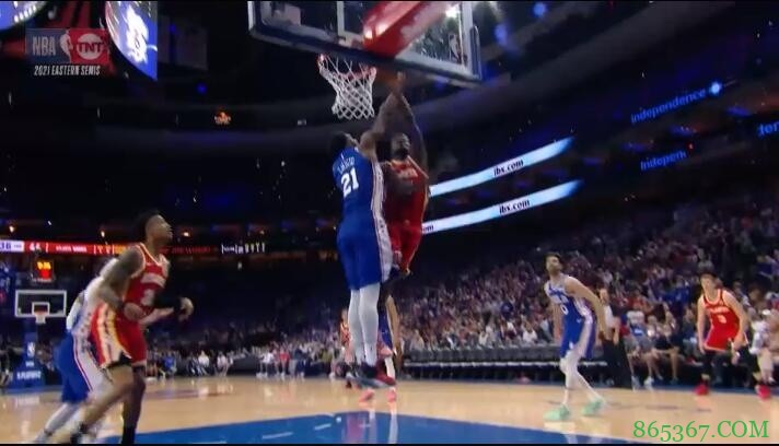 统治力！恩比德先帽特雷-杨随后追身三分 防守中再次血帽卡佩拉