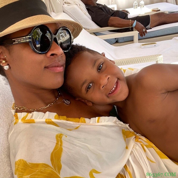 威少晒全家幸福出游照:Family家人!