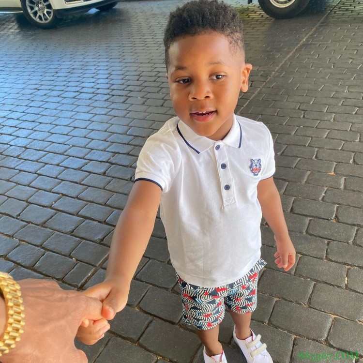 威少晒全家幸福出游照:Family家人!