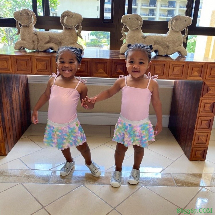 威少晒全家幸福出游照:Family家人!