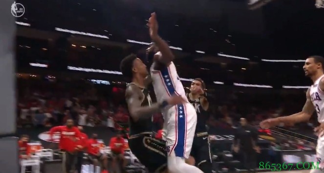 恩比德谈与科林斯冲突:我举起双手试图冷静 不明白为什么吃T