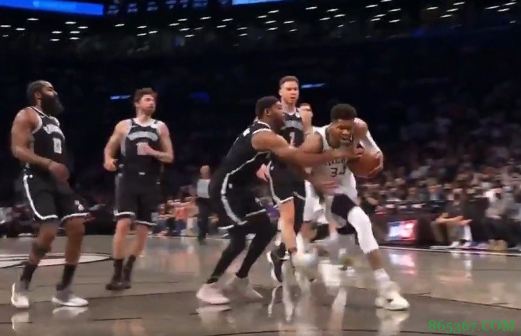 布鲁斯-布朗对字母哥犯规吃T 莫兰特：什么？这是个技犯？？？