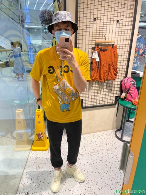 郭艾伦晒图：想给我爸送两个帽子 帮我看看我眼光还行不