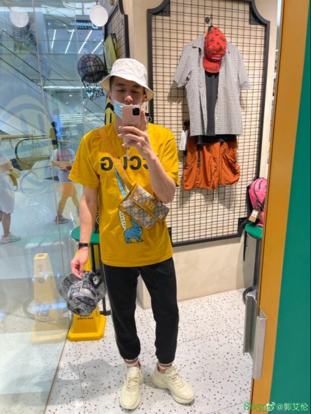 郭艾伦晒图：想给我爸送两个帽子 帮我看看我眼光还行不