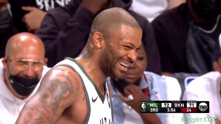 杜兰特妈妈场边对塔克说道：这是篮球 不是橄榄球