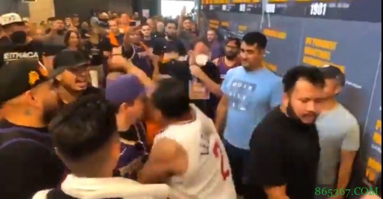?寡不敌众！两名快船球迷被一群太阳球迷按在地上“暴锤”