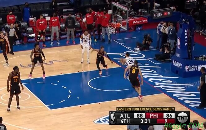 西蒙斯空篮不上塞队友造犯规两罚中一 恩比德摊手不满