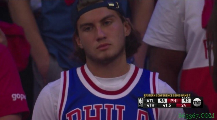 76人第四节末段追分无望 76人球迷绝望朝场内投掷水瓶表达不满