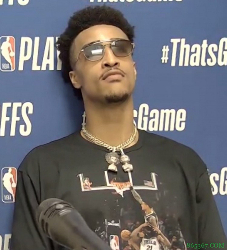 你好骚啊!科林斯出席发布会 身穿隔扣恩比德文化衫