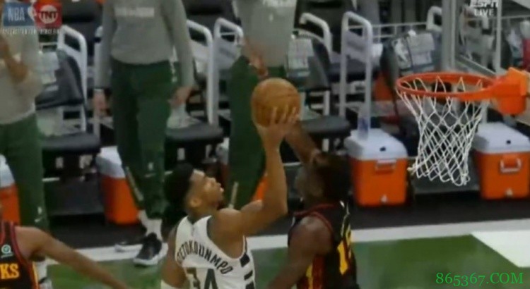 字母谈高难度挑篮：刚开始想灌篮 但看到卡佩拉后决定避开他