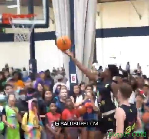 二儿子潇洒欧洲步上篮 詹姆斯场边兴奋举手