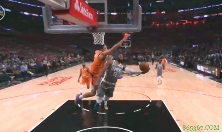 乔治快攻被布克犯规 起身后反推布克一掌被吹技术犯规