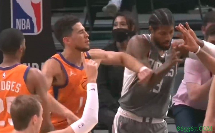 有来有还！乔治造成布克犯规 布克推搡乔治被吹技犯