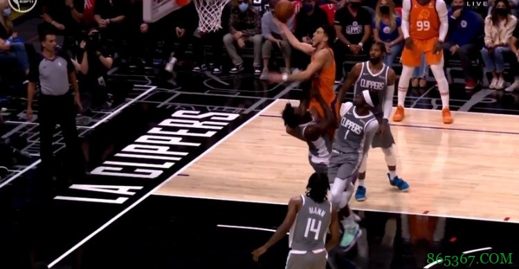 关键挑战!贝弗利造成布克进攻犯规 布克累计六犯被罚下!