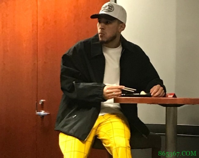 炮哥你慢点说~ 保罗接受采访时 布克在一旁用筷子吃饭