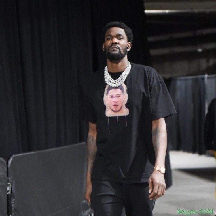 布克谈艾顿定制T恤:我还没亲眼见到 跟他的关系已超越篮球