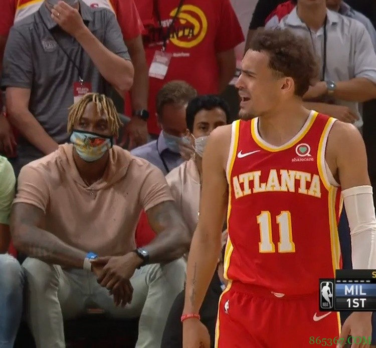 若有所思？霍华德现身州立农业保险球馆观看老鹰VS雄鹿G3