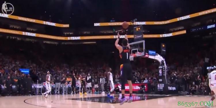 攻防建功!布克接艾顿传球 晃飞防守从容命中压哨三分