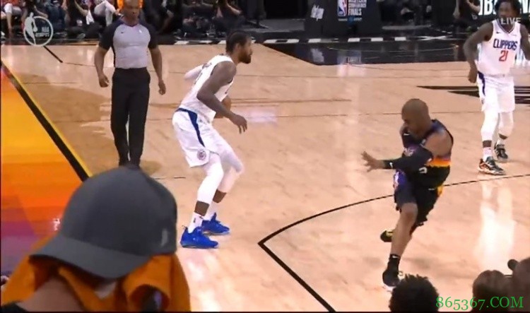 帅啊！乔治急停背运将保罗晃倒在地 随后三分自信命中