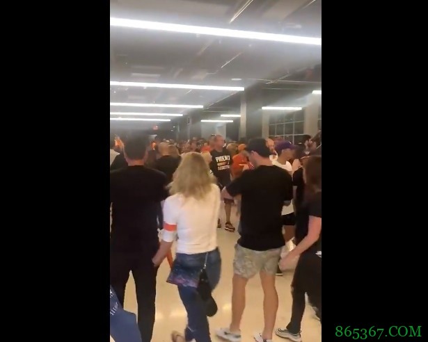 败不馁！太阳球迷们离开球馆时高喊“Suns in 6”