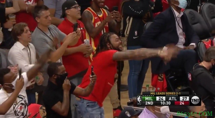 ?字母哥罚球时老鹰全场倒数 三不沾后老鹰球迷疯狂庆祝